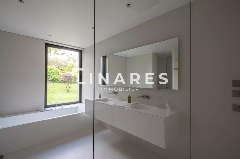 Villa - 300 m² - 6 pièces