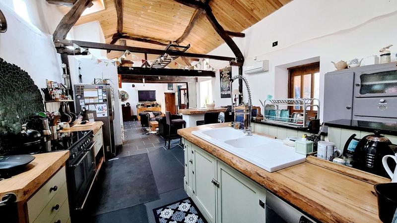 Maison - 265 m² - 9 pièces