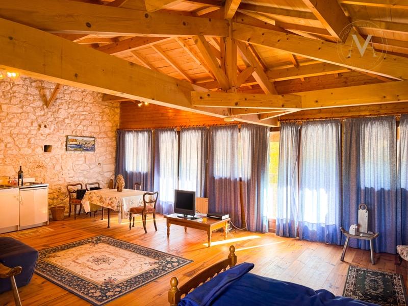 Corps de ferme - 230 m² - 9 pièces