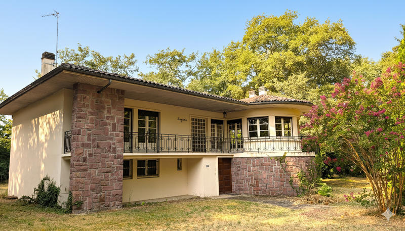 Maison - 250 m² - 9 pièces