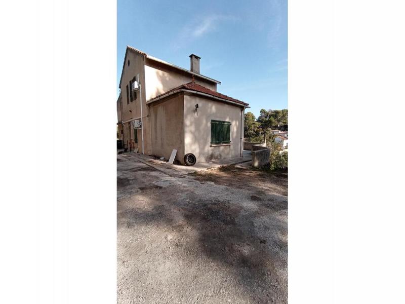 Propriété - 230 m² - 6 pièces