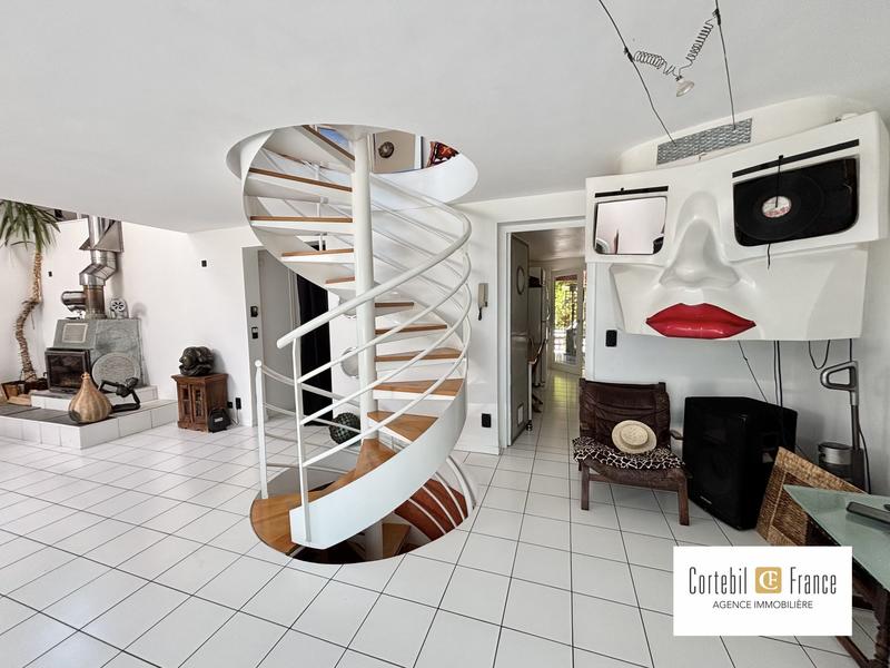 Villa - 251 m² - 8 pièces