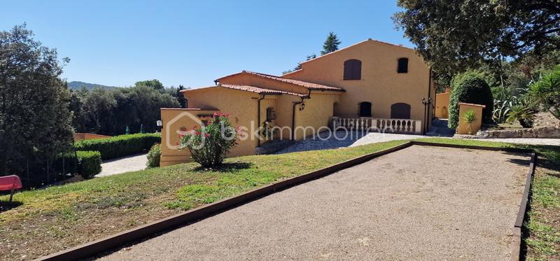 Propriété - 207 m² - 6 pièces