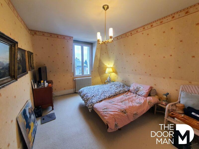 Propriété - 242 m² - 9 pièces