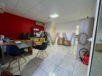 Local commercial - 97 m² - 4 pièces