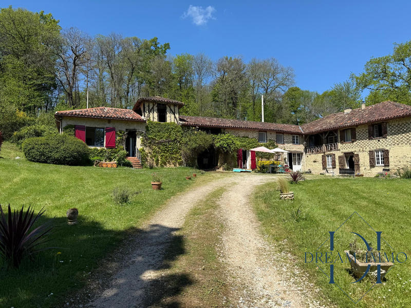 Maison - 340 m² - 14 pièces