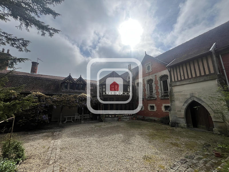 Maison - 405 m² - 10 pièces