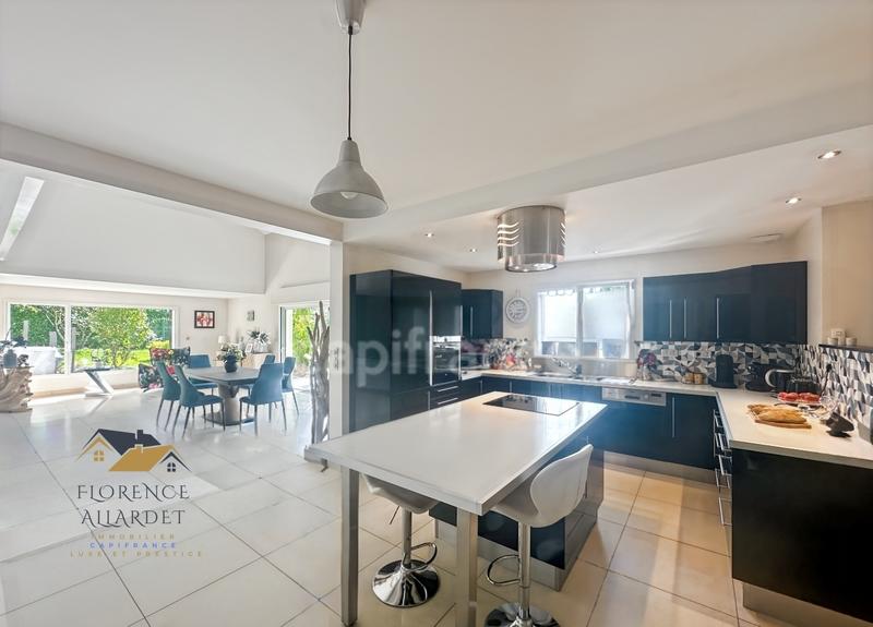 Maison - 242 m² - 5 pièces