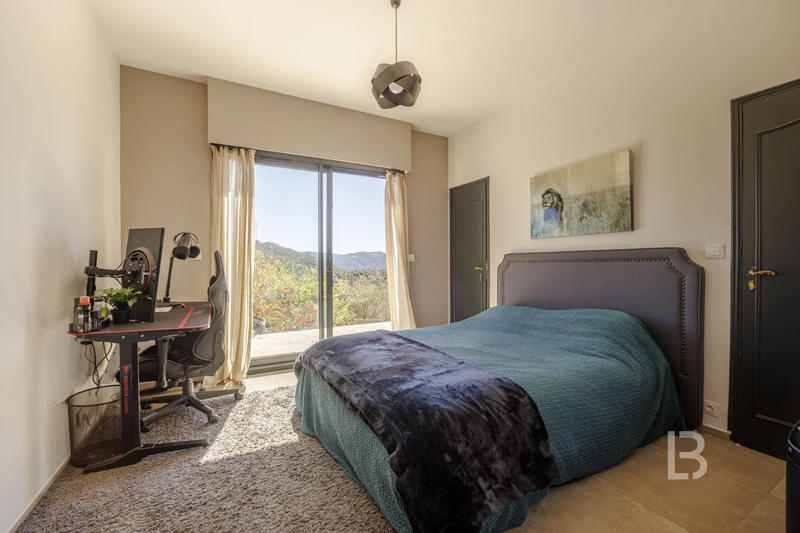 Maison - 260 m² - 8 pièces