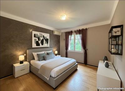 Propriété - 223 m² - 6 pièces