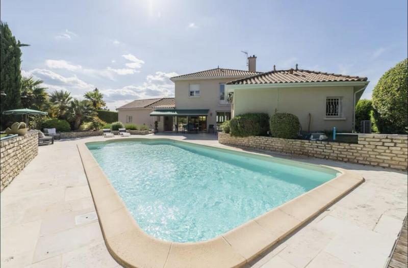 Maison - 240 m² - 7 pièces