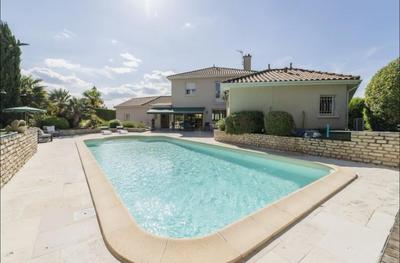 Maison - 240 m² - 7 pièces