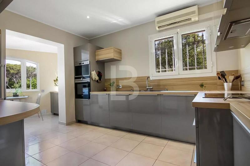 Maison - 238 m² - 9 pièces