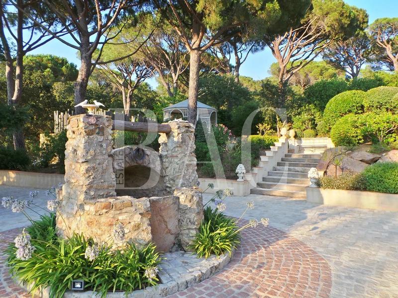 Propriété - 900 m² - 18 pièces