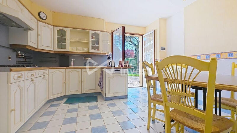 Maison traditionnelle - 250 m² - 8 pièces