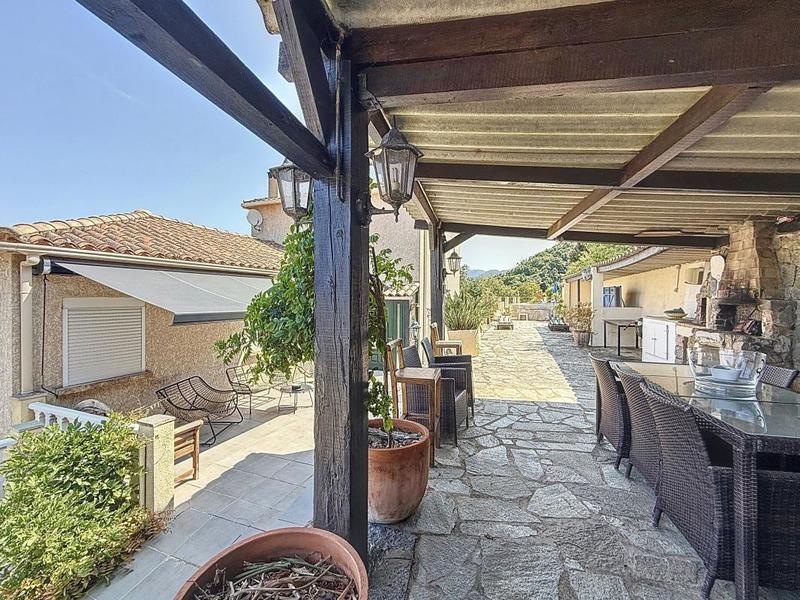 Villa - 300 m² - 5 pièces