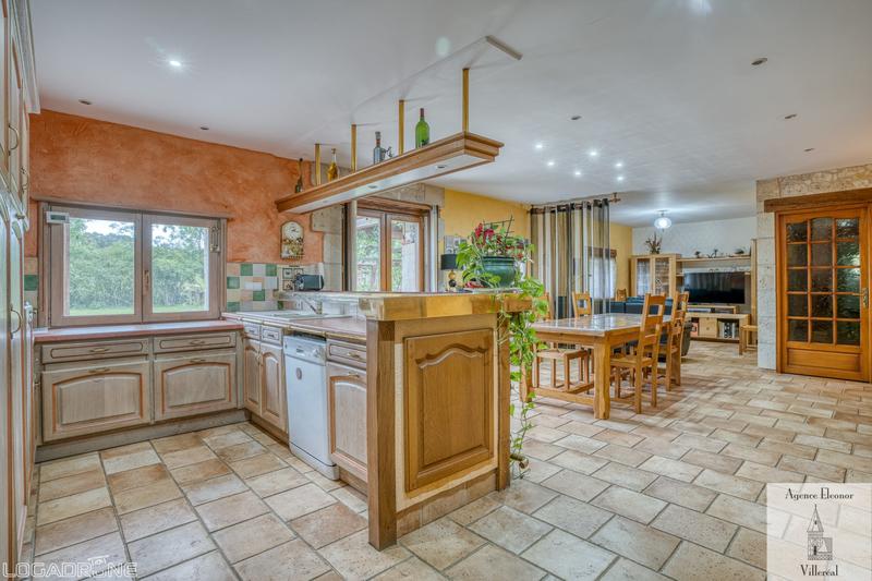 Maison traditionnelle - 315 m² - 10 pièces