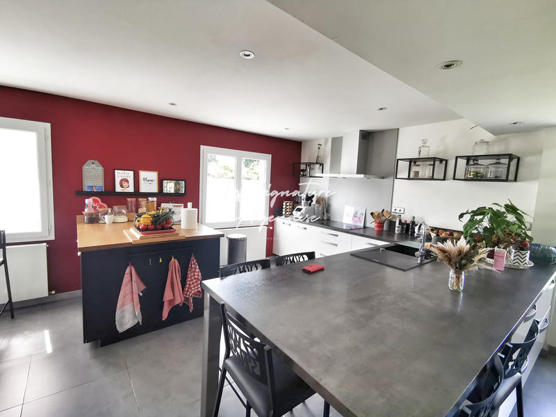 Maison - 223 m² - 9 pièces