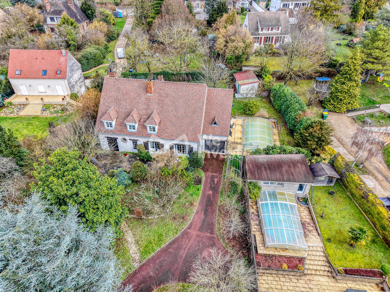 Maison traditionnelle - 270 m² - 10 pièces