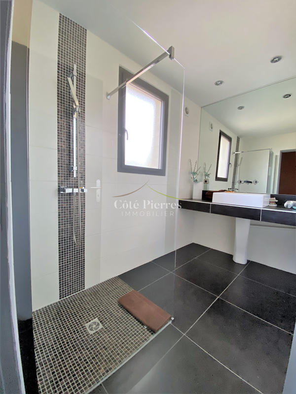 Maison - 220 m² - 6 pièces