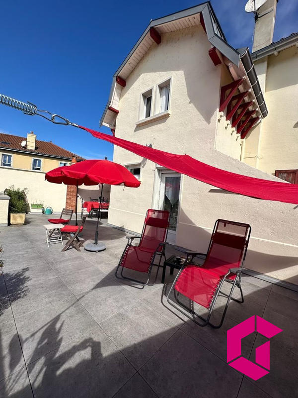 Maison - 337 m² - 9 pièces