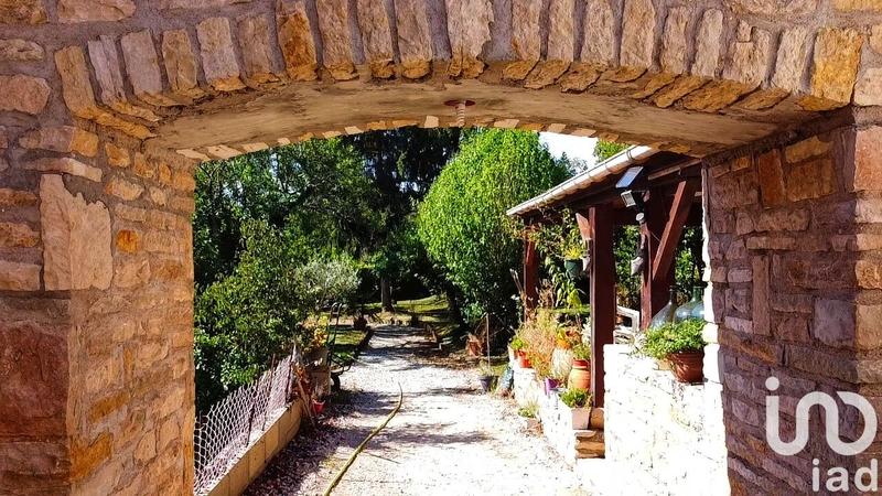 Maison - 1 458 m² - 34 pièces