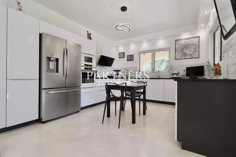 Maison - 240 m² - 9 pièces