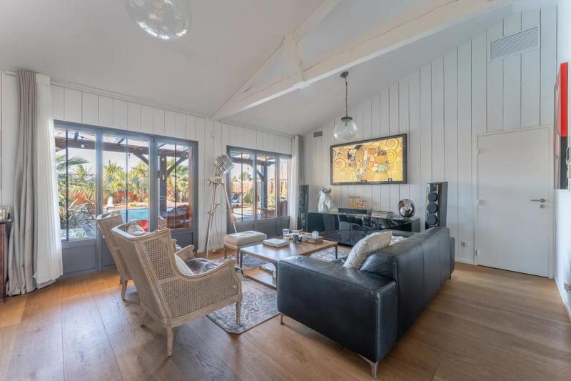 Propriété - 233 m² - 9 pièces