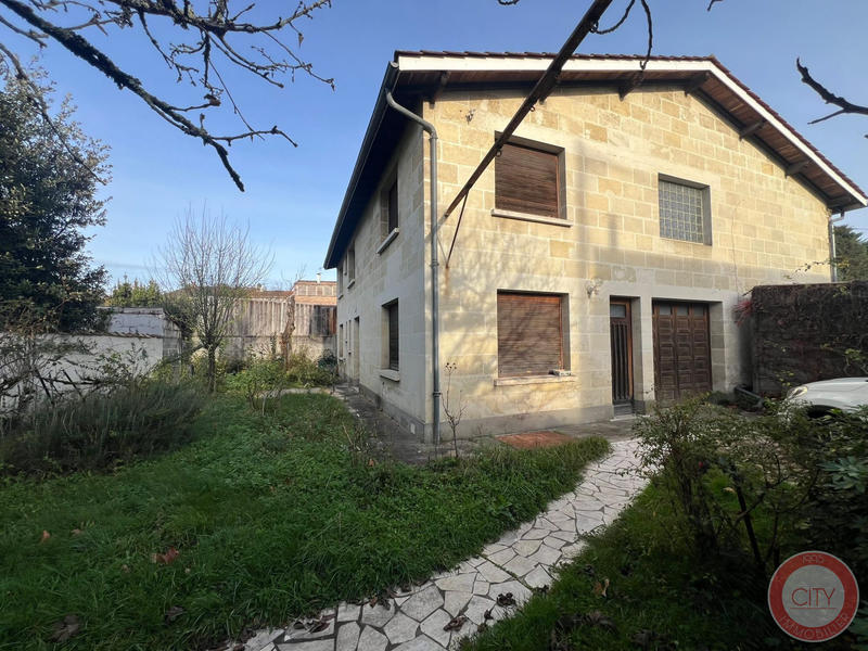 Maison traditionnelle - 245 m² - 6 pièces