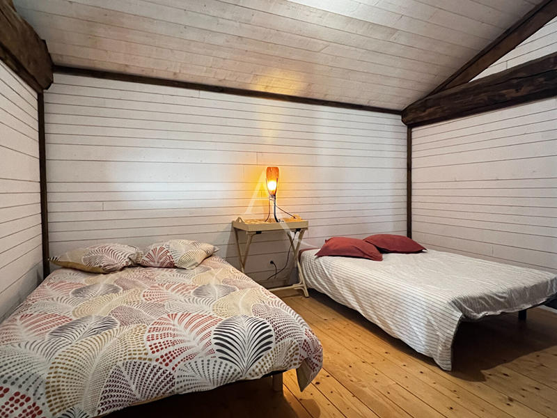 Maison - 330 m² - 8 pièces