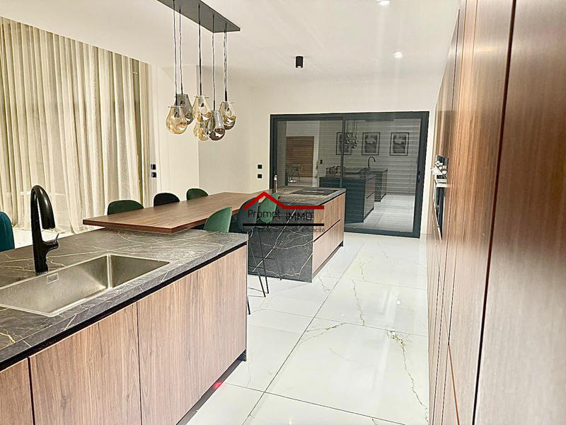 Villa - 240 m² - 6 pièces