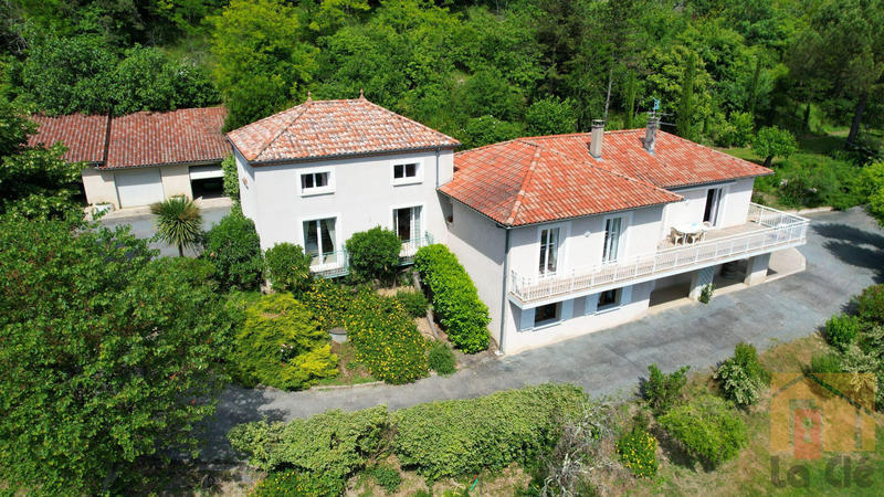 Maison - 207 m² - 10 pièces