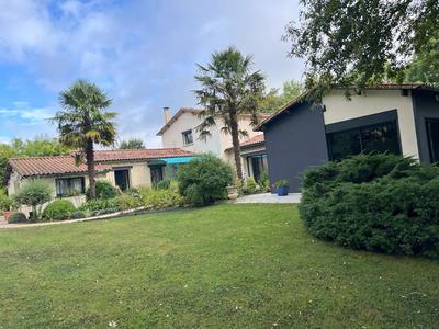 Maison - 270 m² - 12 pièces