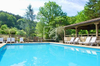 Propriété - 1 500 m² - 49 pièces