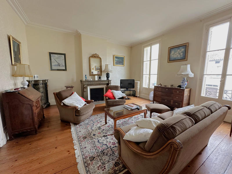 Maison - 247 m² - 9 pièces