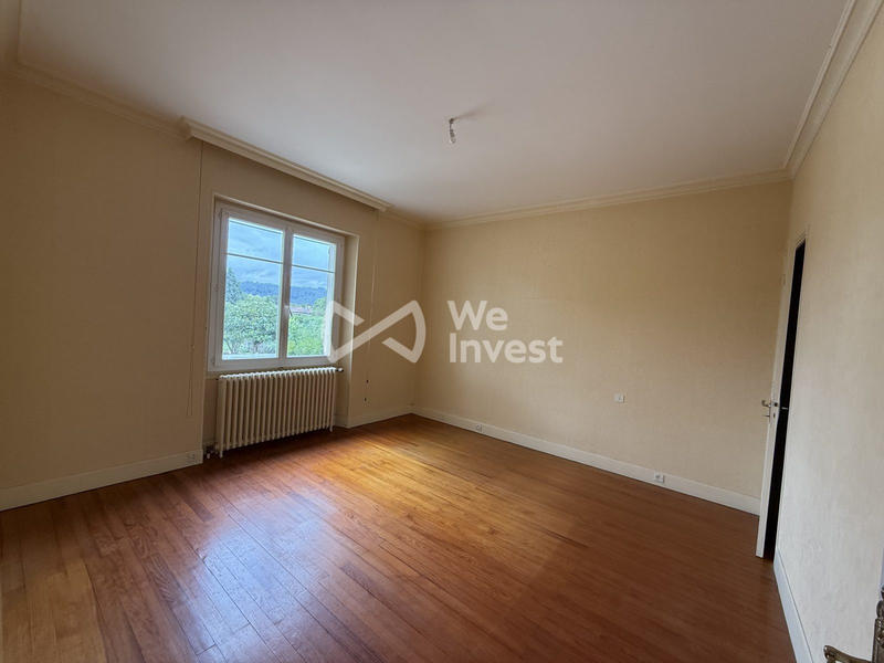 Maison traditionnelle - 241 m² - 9 pièces