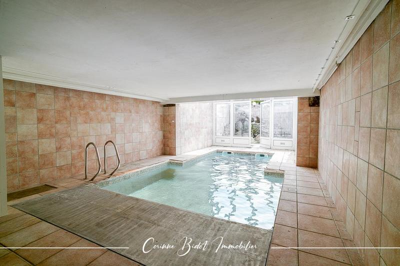 Villa - 320 m² - 8 pièces