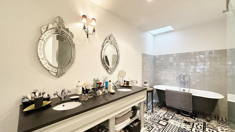 Maison - 375 m² - 8 pièces