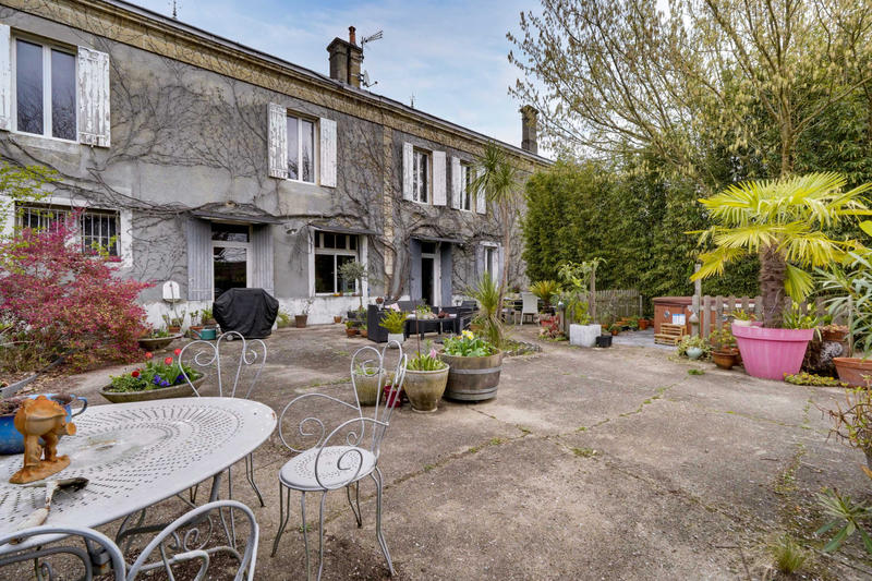 Maison - 330 m² - 10 pièces