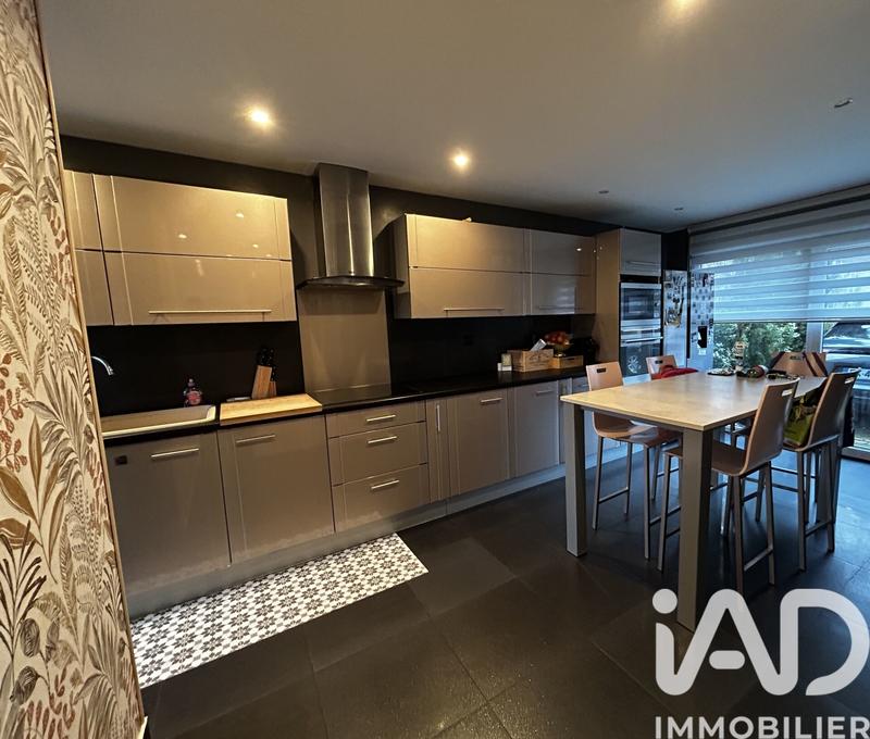 Maison - 180 m² - 8 pièces