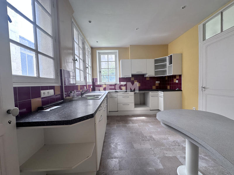 Maison - 341 m² - 9 pièces