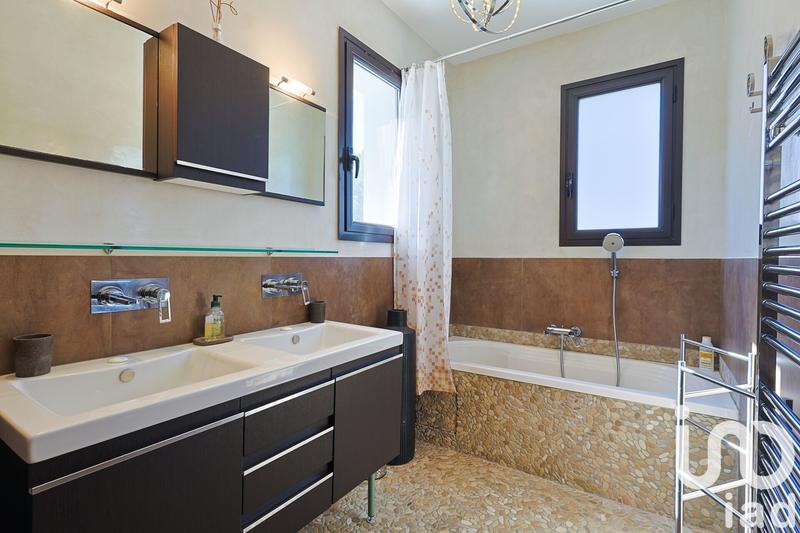 Maison - 227 m² - 7 pièces