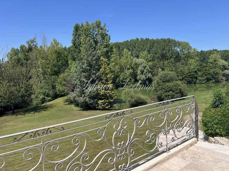 Maison - 220 m² - 7 pièces