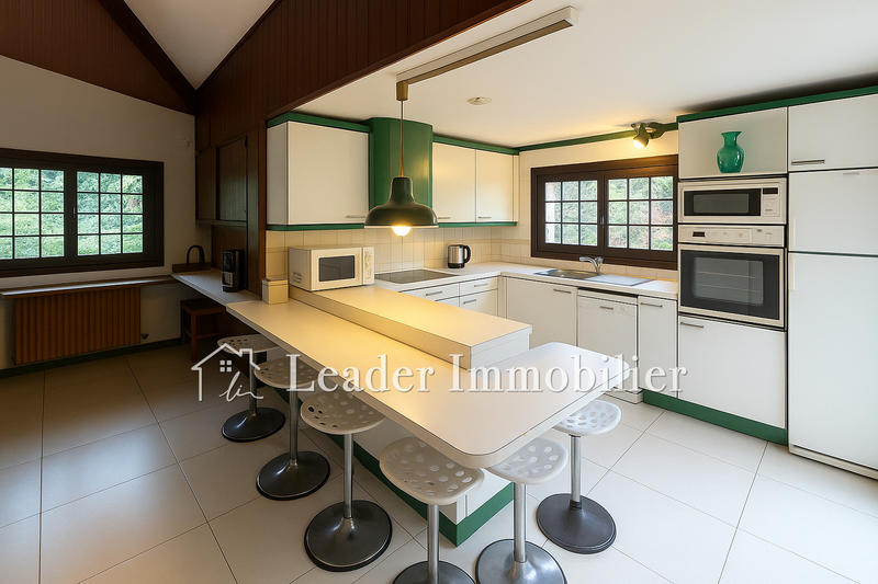 Maison - 300 m² - 7 pièces