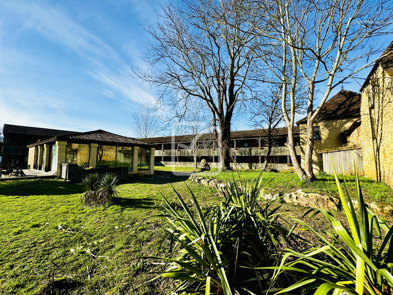 Propriété - 2 135 m² - 52 pièces