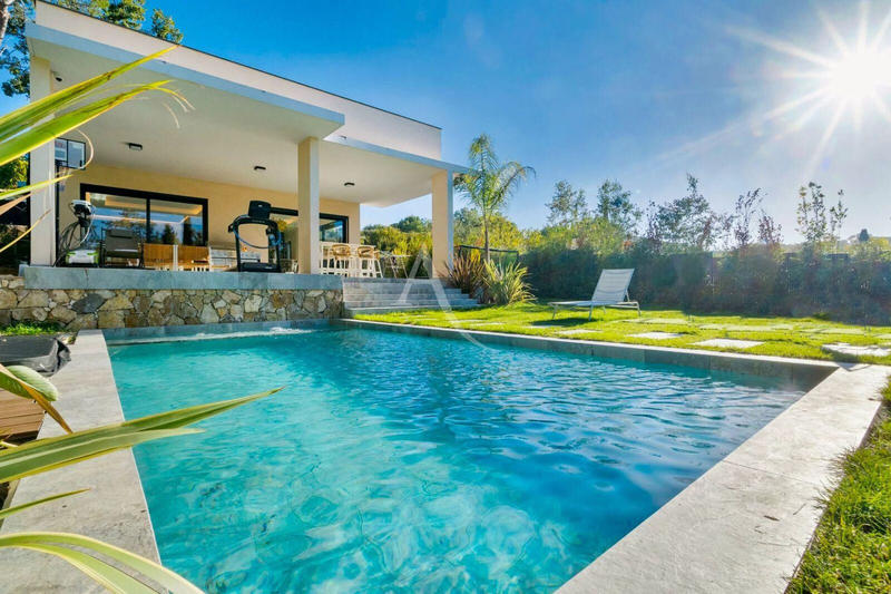 Maison - 220 m² - 5 pièces