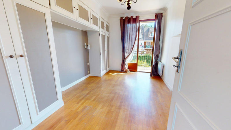 Maison - 250 m² - 11 pièces