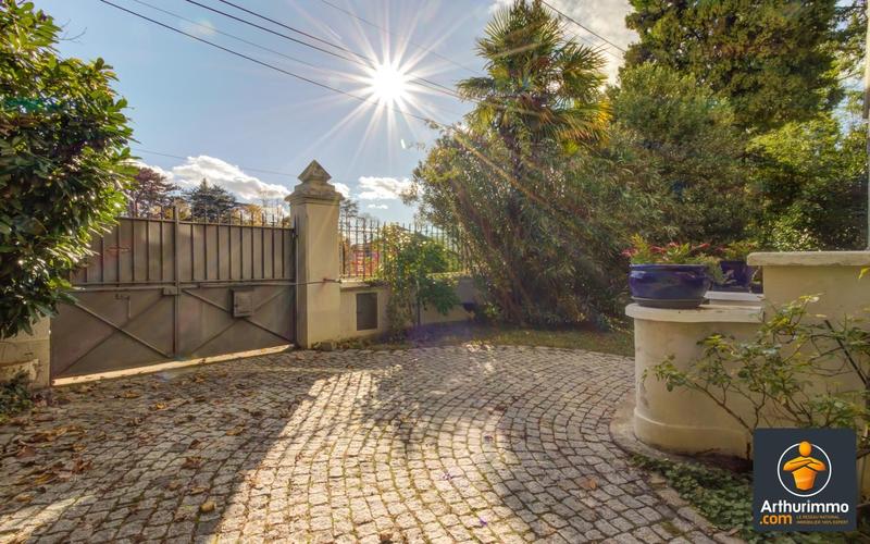 Maison - 180 m² - 9 pièces