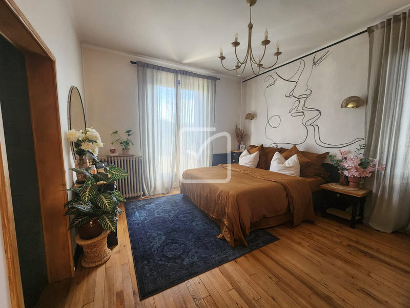 Maison - 200 m² - 8 pièces