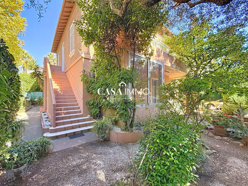 Maison - 220 m² - 8 pièces